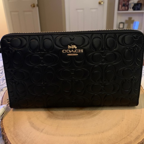 Signature Coach Wallet NWT. 8” X 4.5” - Picture 5 of 9